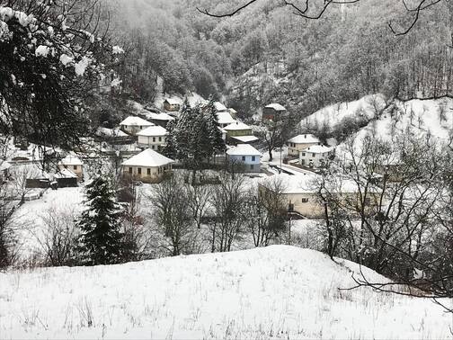 Поглед на центар села током зиме